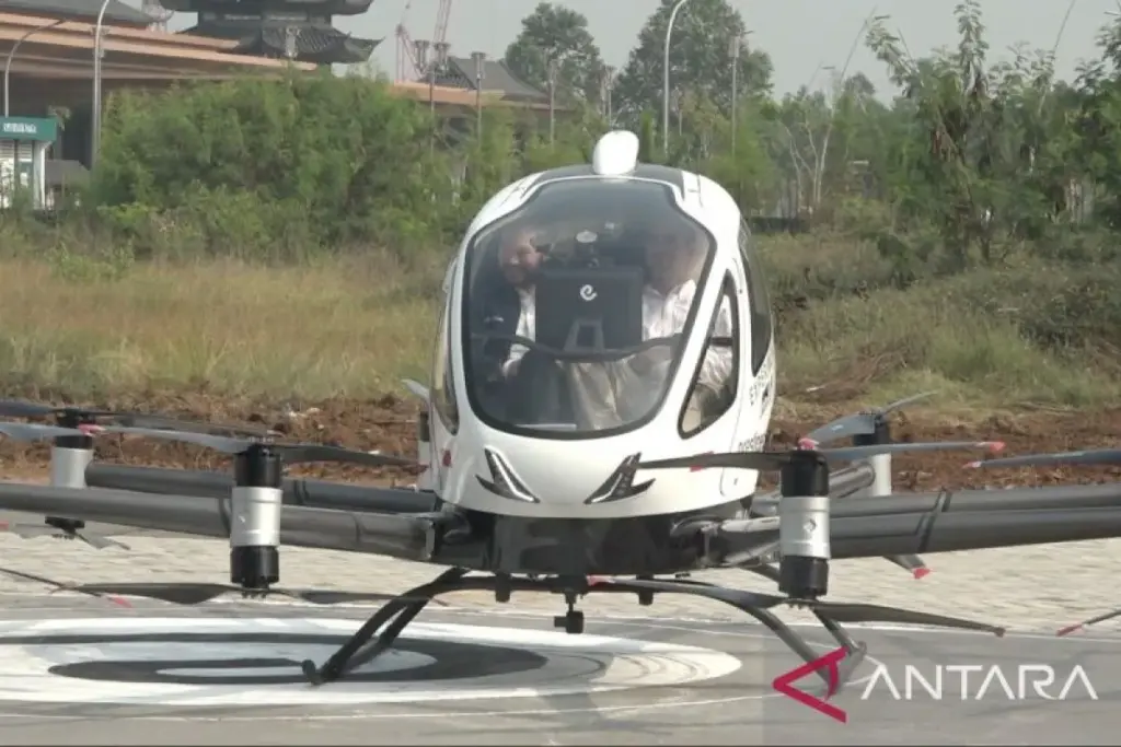 Figur publik Raffi Ahmad menjadi penumpang pertama yang menjajal taksi terbang EHang 216-s di kawasan PIK 2, Tangerang, Banten, Rabu (25/6/2025), didampingi Rudy Salim, Executive Chairman Prestige Aviation, perusahaan yang memboyong EHang 216-s. (ANTARA)