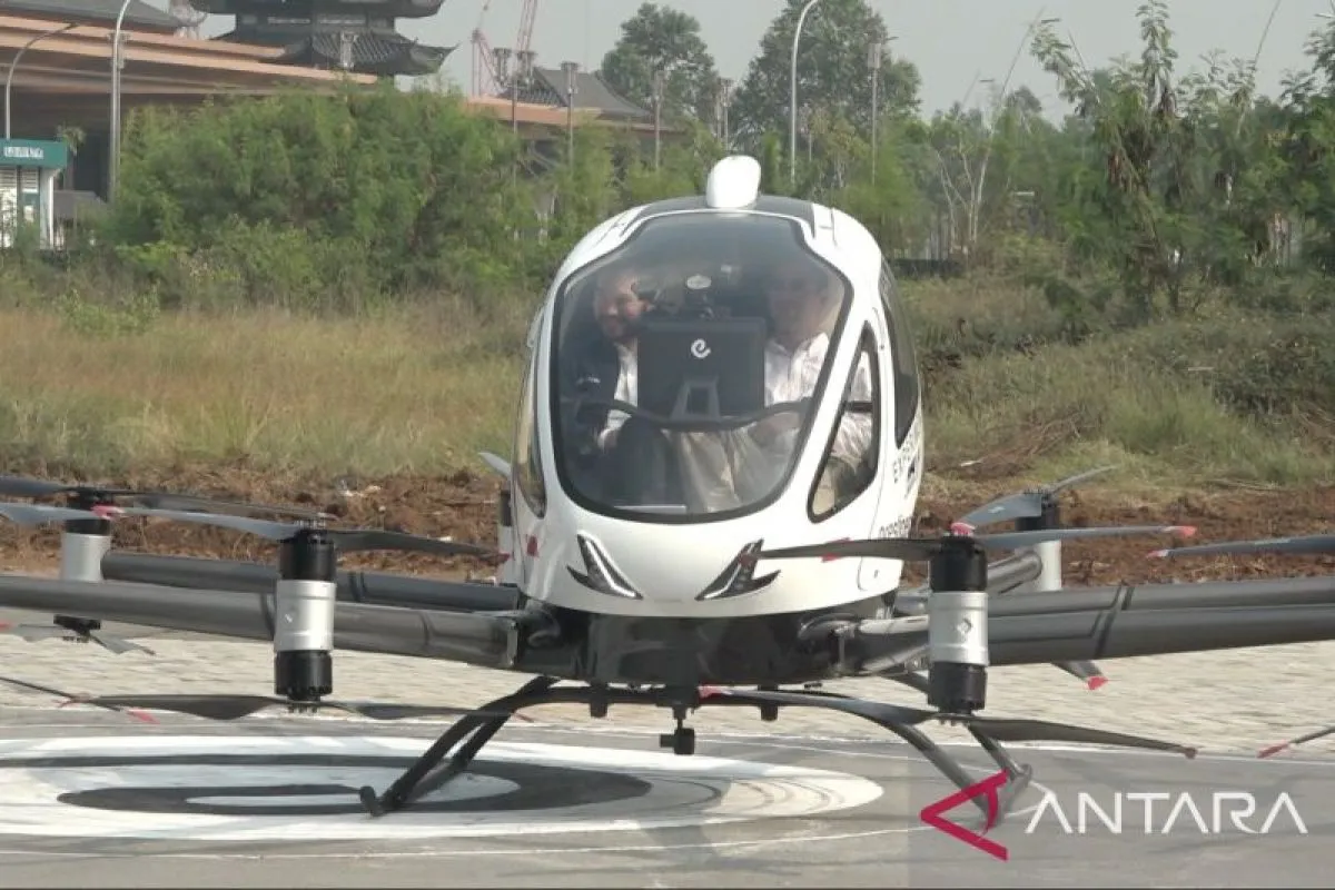 Figur publik Raffi Ahmad menjadi penumpang pertama yang menjajal taksi terbang EHang 216-s di kawasan PIK 2, Tangerang, Banten, Rabu (25/6/2025), didampingi Rudy Salim, Executive Chairman Prestige Aviation, perusahaan yang memboyong EHang 216-s. (ANTARA)